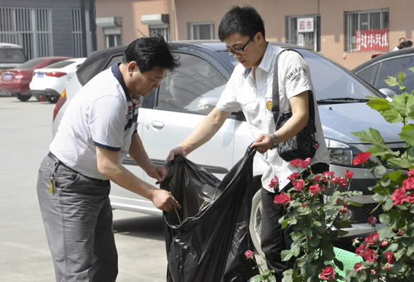 我院100多名师生参加校园卫生日义务劳动