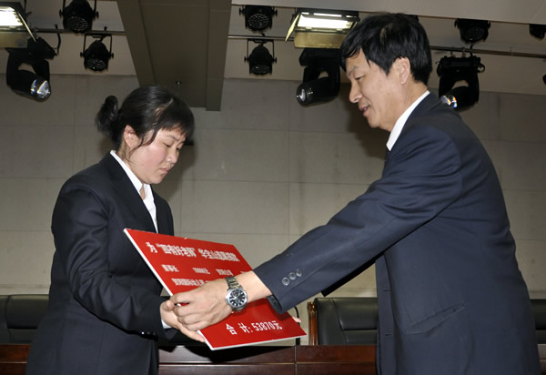 爱心善款送到华宝山家属王静老师手中