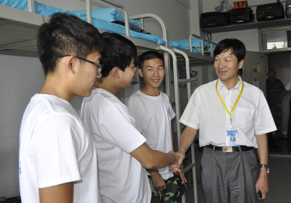 学院领导看望问候入学报到新生
