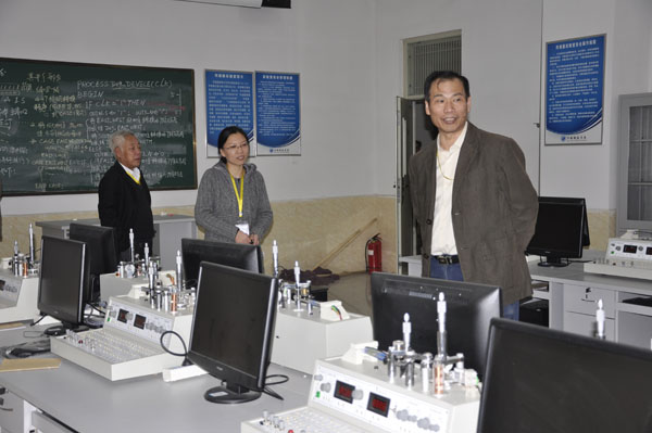 贺健强院长调研学院实验室建设情况