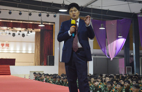 周虎震教授为2015级大学生作就业创业报告