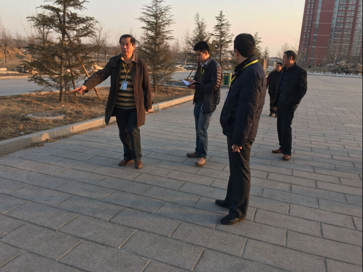 执行校长贺健强带队对学院卫生进行检查