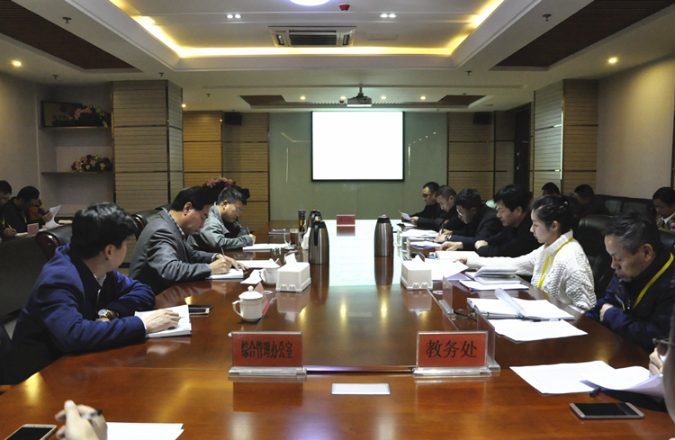 我校召开三月份中层行政工作例会暨“安全责任书”签约仪式