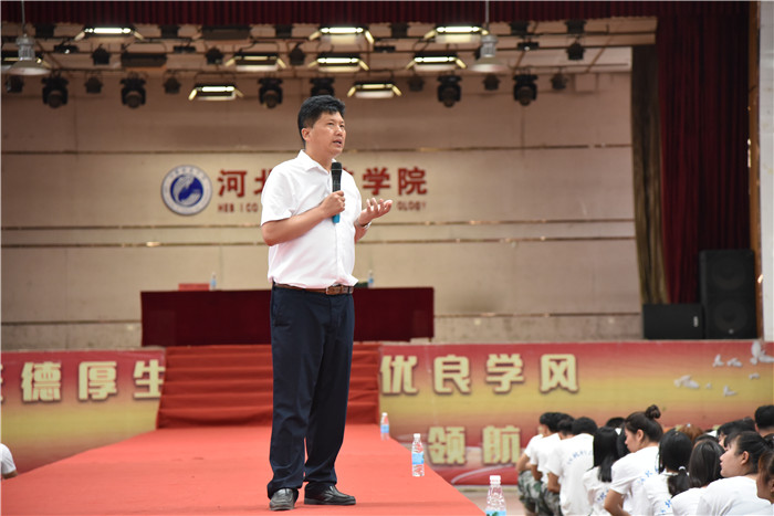 周虎震教授轻伤不下火线，为我校毕业生作报告