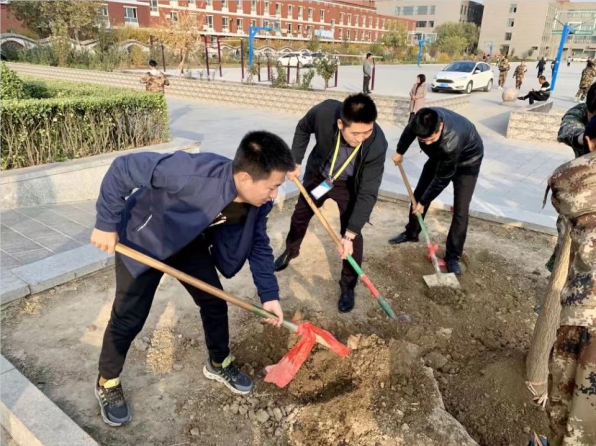 我校师生携手开展“建绿色校园，树绿色理想”植树活动