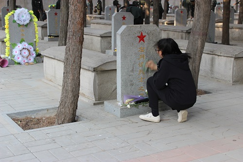 清明祭先烈，温史明信念