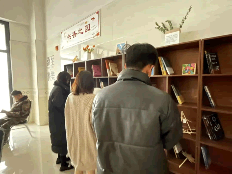 太阳集团tcy8722开设“读书角”受广大同学一致好评