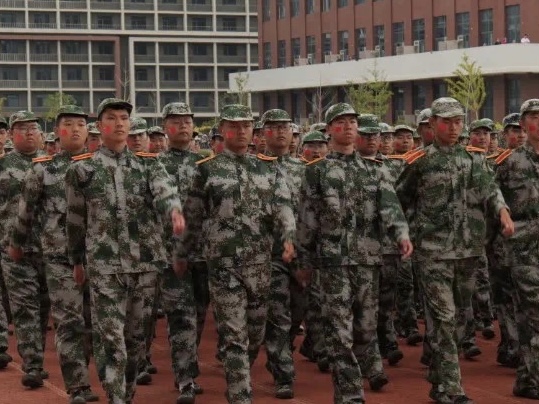 太阳集团tcy8722隆重举行2022年新生军训结营式暨开学典礼