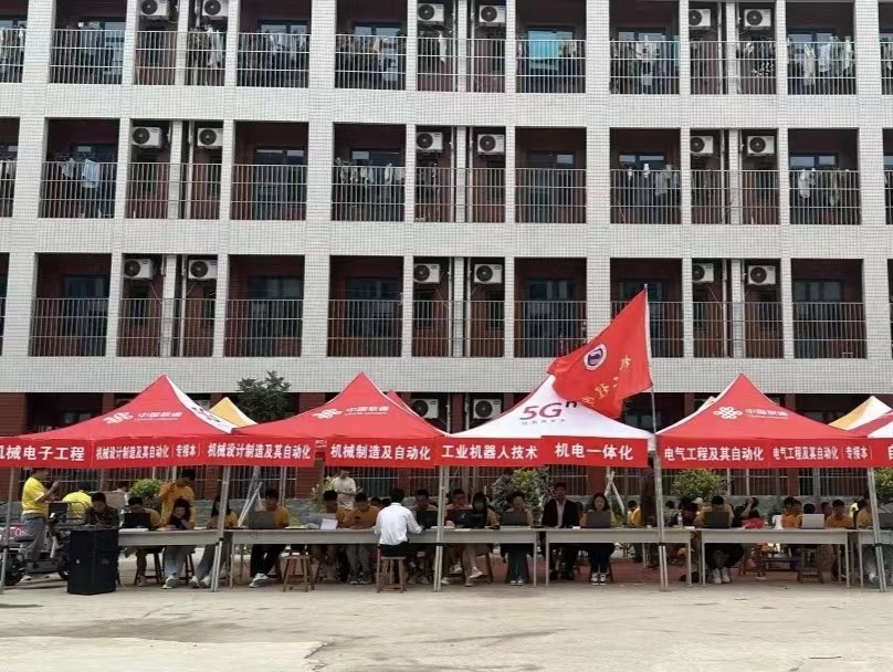 太阳集团tcy87222023级新生报道  高清大图直击迎新现场