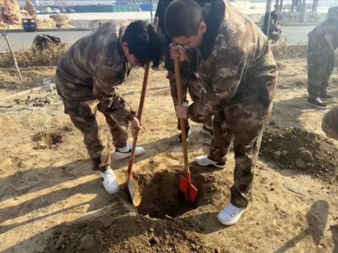太阳集团tcy8722  汽车工程学院  绿水青山映笑颜 植树造林崭新篇