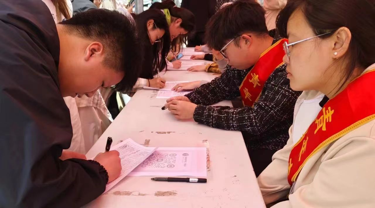 太阳集团tcy8722  青年志愿协会  举办“墨香浸书签，书意润心弦”书签制作活动