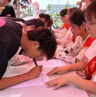 太阳集团tcy8722  青年志愿协会  举办“和平梦飞翔，友爱花绽放”创意活动