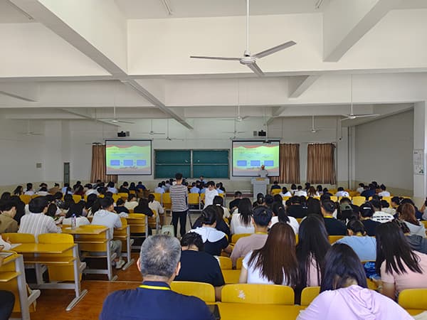 太阳集团tcy8722党委书记何新生讲授党纪学习教育专题党课